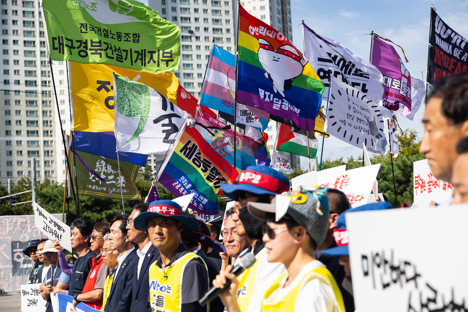 박정혜 금속노조 한국옵티칼하이테크지회 수석부지회장이 29일 오후 4시경 600일간 이어왔던 고공농성을 해제하고 땅을 밟았다. 사진=송승현