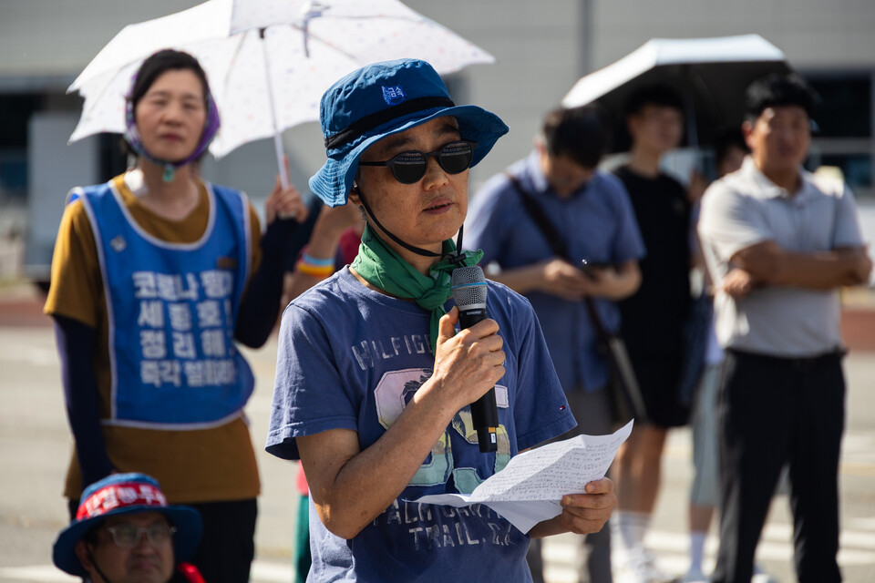 박정혜 금속노조 한국옵티칼하이테크지회 수석부지회장이 29일 오후 4시경 600일간 이어왔던 고공농성을 해제하고 땅을 밟았다. 사진=송승현