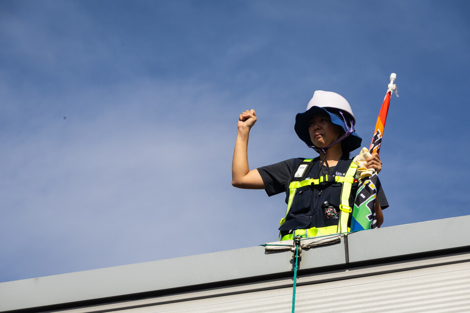 박정혜 금속노조 한국옵티칼하이테크지회 수석부지회장이 29일 오후 4시경 600일간 이어왔던 고공농성을 해제하고 땅을 밟았다. 사진=송승현