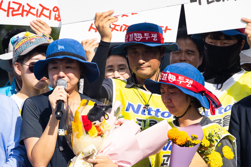 박정혜 금속노조 한국옵티칼하이테크지회 수석부지회장이 29일 오후 4시경 600일간 이어왔던 고공농성을 해제하고 땅을 밟았다. 사진=송승현