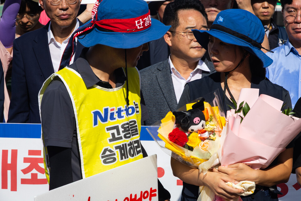 박정혜 금속노조 한국옵티칼하이테크지회 수석부지회장이 29일 오후 4시경 600일간 이어왔던 고공농성을 해제하고 땅을 밟았다. 사진=송승현