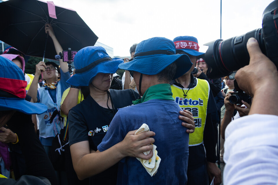 박정혜 금속노조 한국옵티칼하이테크지회 수석부지회장이 29일 오후 4시경 600일간 이어왔던 고공농성을 해제하고 땅을 밟았다. 사진=송승현