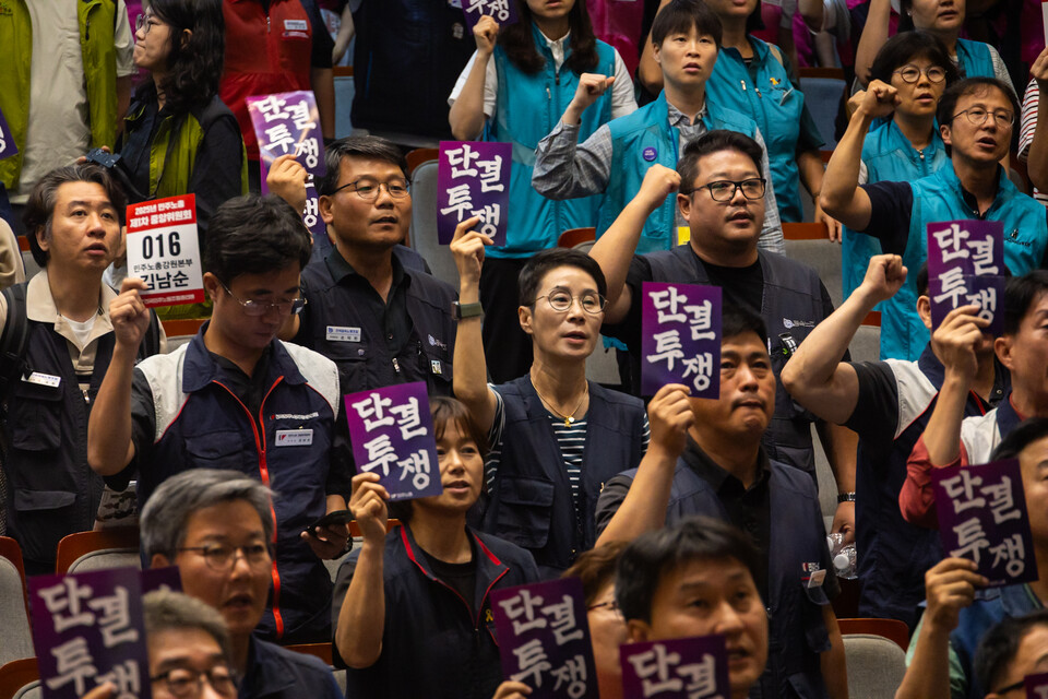 민주노총이 3일 서울 마포구 마포구청 대강당에서 2025년 제1차 중앙위원회를 열었다. 이날 민주노총 중앙위원들은 토론과 투표로 국회 사회적대화 참여를 결정했다. 1999년 노사정위원회 탈퇴 이후 첫 사회적대화 참여다. 사진=송승현