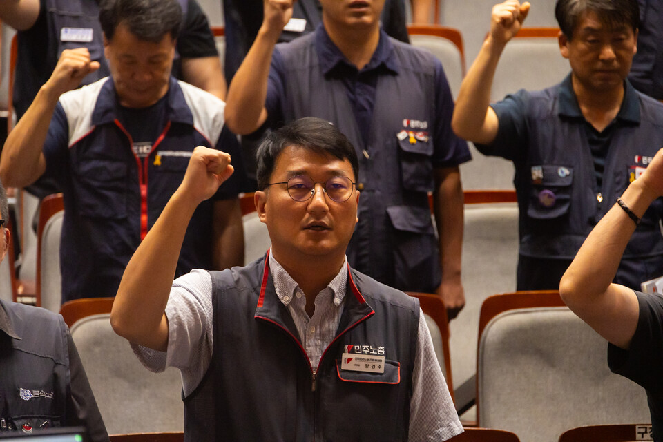 민주노총이 3일 서울 마포구 마포구청 대강당에서 2025년 제1차 중앙위원회를 열었다. 이날 민주노총 중앙위원들은 토론과 투표로 국회 사회적대화 참여를 결정했다. 1999년 노사정위원회 탈퇴 이후 첫 사회적대화 참여다. 사진=송승현