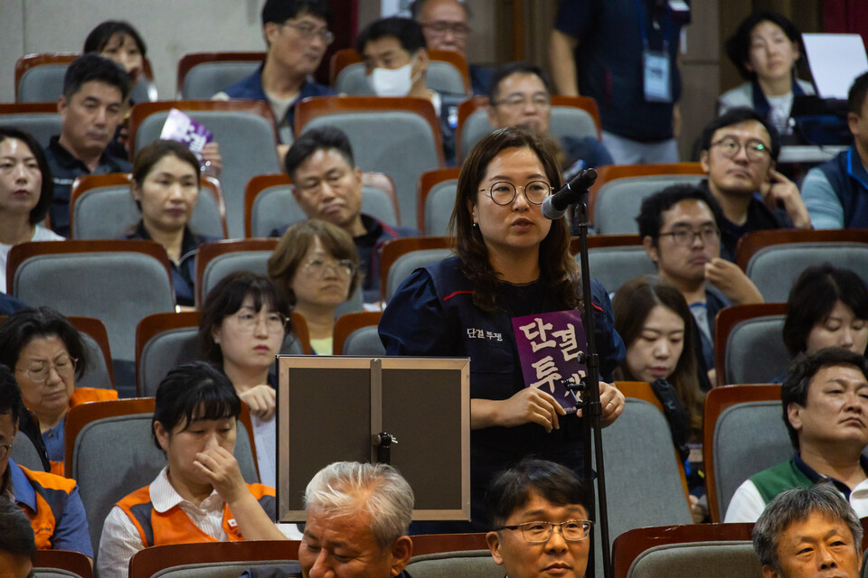 민주노총이 3일 서울 마포구 마포구청 대강당에서 2025년 제1차 중앙위원회를 열었다. 이날 민주노총 중앙위원들은 토론과 투표로 국회 사회적대화 참여를 결정했다. 1999년 노사정위원회 탈퇴 이후 첫 사회적대화 참여다. 사진=송승현