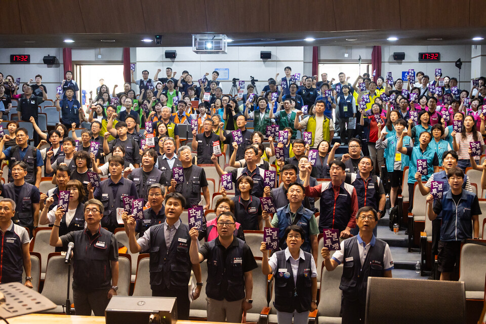 민주노총이 3일 서울 마포구 마포구청 대강당에서 2025년 제1차 중앙위원회를 열었다. 이날 민주노총 중앙위원들은 토론과 투표로 국회 사회적대화 참여를 결정했다. 1999년 노사정위원회 탈퇴 이후 첫 사회적대화 참여다. 사진=송승현