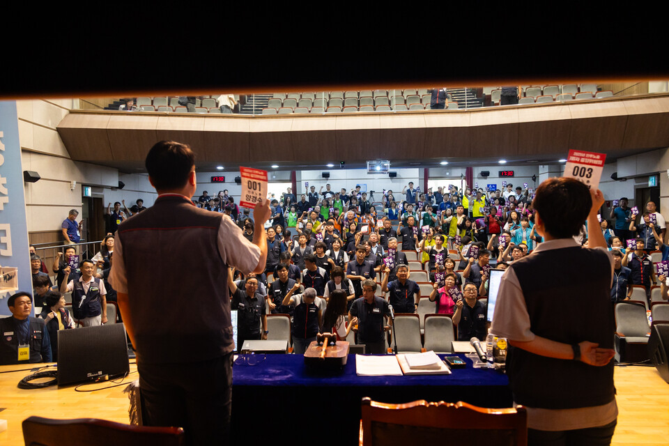 민주노총이 3일 서울 마포구 마포구청 대강당에서 2025년 제1차 중앙위원회를 열었다. 이날 민주노총 중앙위원들은 토론과 투표로 국회 사회적대화 참여를 결정했다. 1999년 노사정위원회 탈퇴 이후 첫 사회적대화 참여다. 사진=송승현