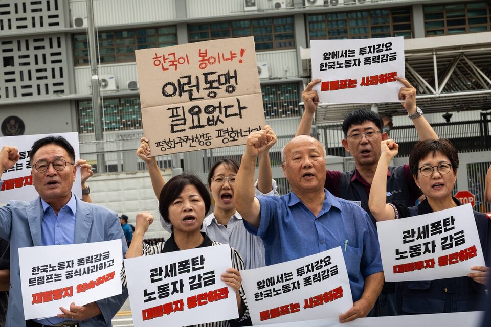 민주노총 등 노동・시민사회가 9일 오전 10시 서울 광화문 주한미대사관 앞에서 긴급 기자회견을 열고 지난 4일 미국 조지아주 배터리공장 건설현장에서 한국노동자를 폭력적으로 연행한 미 트럼프 행정부를 강하게 규탄했다. 사진=송승현