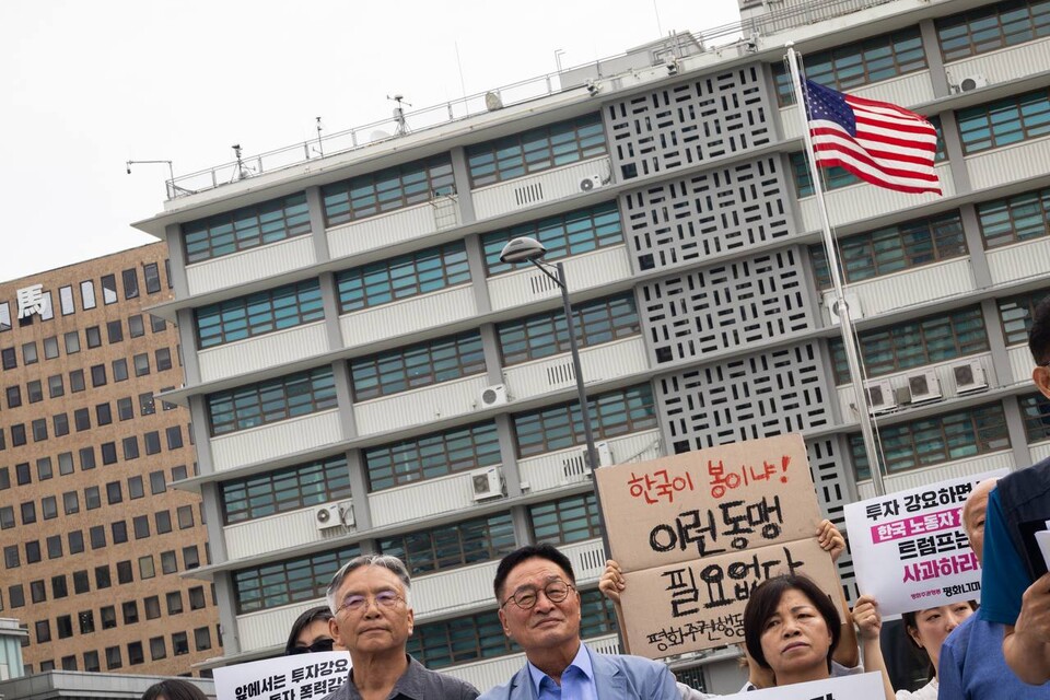 민주노총 등 노동・시민사회가 9일 오전 10시 서울 광화문 주한미대사관 앞에서 긴급 기자회견을 열고 지난 4일 미국 조지아주 배터리공장 건설현장에서 한국노동자를 폭력적으로 연행한 미 트럼프 행정부를 강하게 규탄했다. 사진=송승현