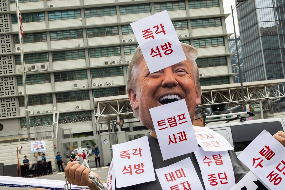 민주노총 등 노동・시민사회가 9일 오전 10시 서울 광화문 주한미대사관 앞에서 긴급 기자회견을 열고 지난 4일 미국 조지아주 배터리공장 건설현장에서 한국노동자를 폭력적으로 연행한 미 트럼프 행정부를 강하게 규탄했다. 사진=송승현