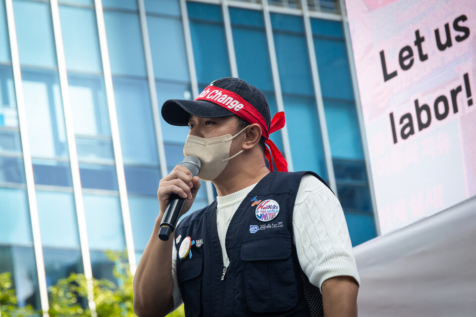 민주노총은 21일 오후 2시 서울 중구 서울지방고용노동청 앞에서 2025 전국이주노동자대회를 열었다. 이 자리에서 민주노총과 이주노동자들은 이재명정부에게 이주노동정책을 전면 전환해야 한다고 요구했다. 한 시간 여 진행된 전국노동자대회는 종로구 정부서울청사까지 행진한 뒤 마무리됐다. 사진=송승현