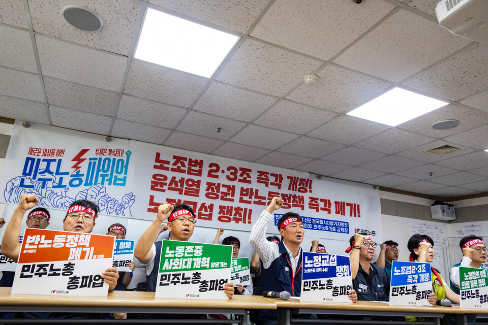민주노총이 7월 총파업을 예고했다. 민주노총은 2일 오전 10시 서울 중구 민주노총 회의실에서 기자회견을 열고 노조법 2.3조 즉각개정과 윤석열정권의 반노동정책 폐기, 모든 사람들의 노동기본권 보장, 노정교섭 쟁취 등을 요구했다. 민주노총 총파업 기자회견은 서울을 비롯한 전국 주요거점에서 동시다발로 열렸다.사진=송승현