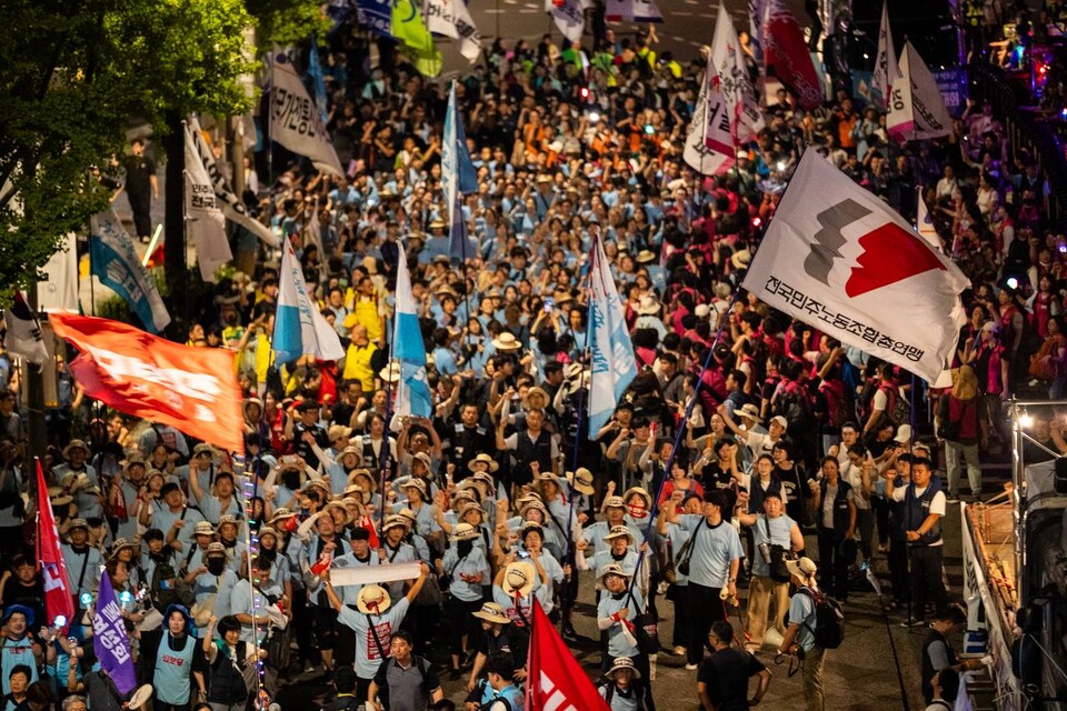 민주노총 26기 중앙통일선봉대가 15일 양대노총 결의대회와 포천 드론작전사령부 타격투쟁을 끝으로 6박7일의 전체 일정을 마무리했다. 해단식 이후 8.15전국노동자대회와 8.15범시민대회에 참가했고, 범시민대회가 끝난 뒤 행진하던 과정에서 경찰이 길을 막자 26기 중통대가 길을 열기 위해 앞장서 나섰다. 사진=송승현