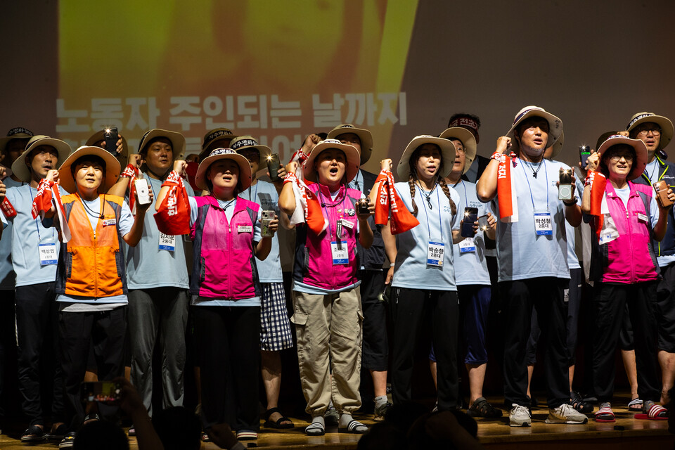 8.15 전국노동자대회를 하루 앞둔 14일, 26기 중통대는 오전 10시 평택 미군기지를 찾아 주한미군 철수 투쟁을 벌인 뒤 고강알루미늄, 세종호텔 등 해고노동자 사업장을 찾아 연대투쟁을 이어갔다. 사법피해자인 현은정, 현진희 동지 석방투쟁을 마친 뒤에는 미 대사관 앞에서 미 트럼프 정부의 경제-안보 수탈을 규탄하는 집회를 열었다. 사진=송승현