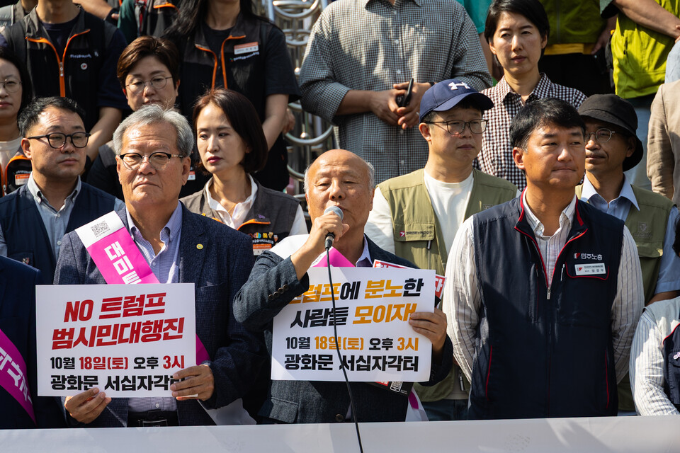 민주노총이 추석 명절을 앞둔 2일 전국 곳곳에서 귀향선전전을 하며 노동자 권리 보장 투쟁과 트럼프 정부의 경제수탈 저지 투쟁에 동참해 달라고 호소했다. 서울에서는 서울역과 영등포역, 용산역에서 선전전과 기자회견이 진행됐다. 사진=송승현