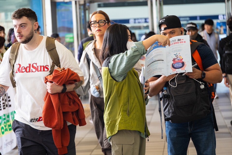 민주노총이 추석 명절을 앞둔 2일 전국 곳곳에서 귀향선전전을 하며 노동자 권리 보장 투쟁과 트럼프 정부의 경제수탈 저지 투쟁에 동참해 달라고 호소했다. 서울에서는 서울역과 영등포역, 용산역에서 선전전과 기자회견이 진행됐다. 사진=송승현
