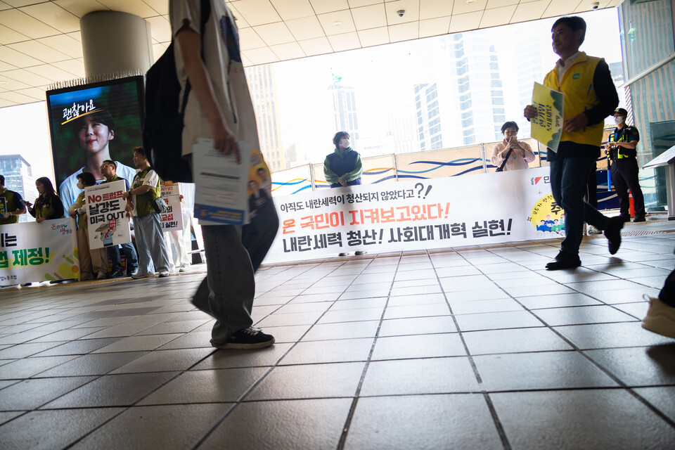 민주노총이 추석 명절을 앞둔 2일 전국 곳곳에서 귀향선전전을 하며 노동자 권리 보장 투쟁과 트럼프 정부의 경제수탈 저지 투쟁에 동참해 달라고 호소했다. 서울에서는 서울역과 영등포역, 용산역에서 선전전과 기자회견이 진행됐다. 사진=송승현