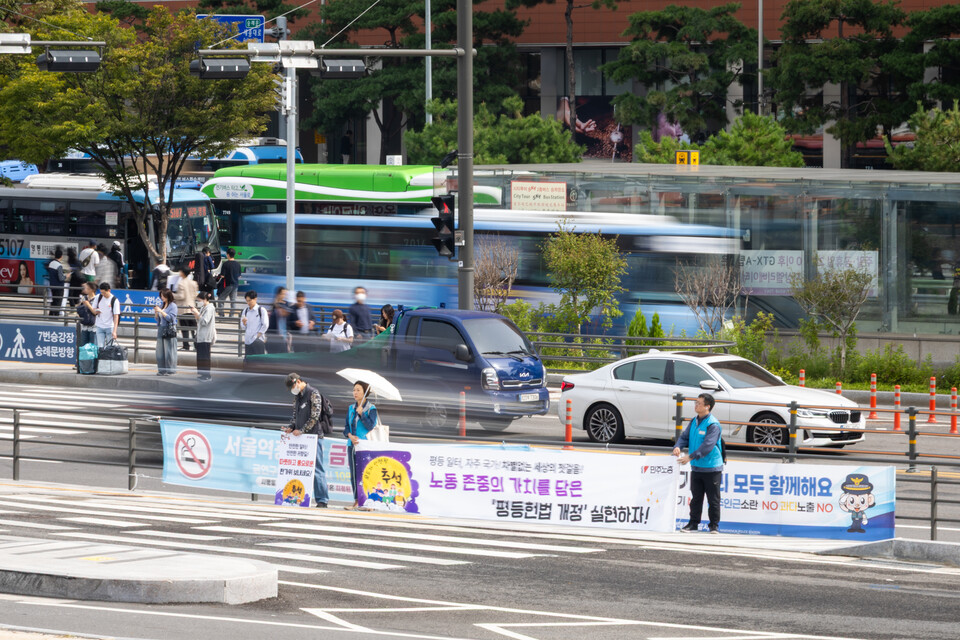 민주노총이 추석 명절을 앞둔 2일 전국 곳곳에서 귀향선전전을 하며 노동자 권리 보장 투쟁과 트럼프 정부의 경제수탈 저지 투쟁에 동참해 달라고 호소했다. 서울에서는 서울역과 영등포역, 용산역에서 선전전과 기자회견이 진행됐다. 사진=송승현