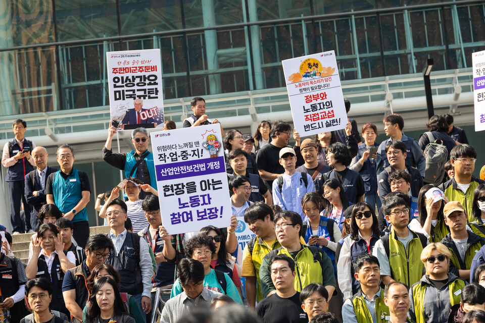 민주노총이 추석 명절을 앞둔 2일 전국 곳곳에서 귀향선전전을 하며 노동자 권리 보장 투쟁과 트럼프 정부의 경제수탈 저지 투쟁에 동참해 달라고 호소했다. 서울에서는 서울역과 영등포역, 용산역에서 선전전과 기자회견이 진행됐다. 사진=송승현