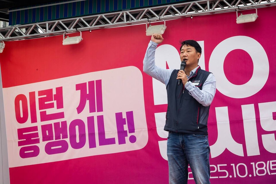 이재명 정부가 미 트럼프 정부의 대미투자에 단호히 맞서야 한다는 시민들의 목소리가 다시 광장을 채웠다. 민주노총을 비롯한 트럼프위협저지공동행동(준)은 지난 18일 서울 종로구 광화문 서십자각터 인근에서 NO트럼프 범시민 대행진을 열고 이재명 정부가 한미동맹 허울을 벗고 노동자 민중과 함께해야 한다고 주장했다. 민주노총은 대행진에 앞서 30여분 간 광화문 광장 일대에서 NO트럼프 선전전을 열었다. 사진=송승현