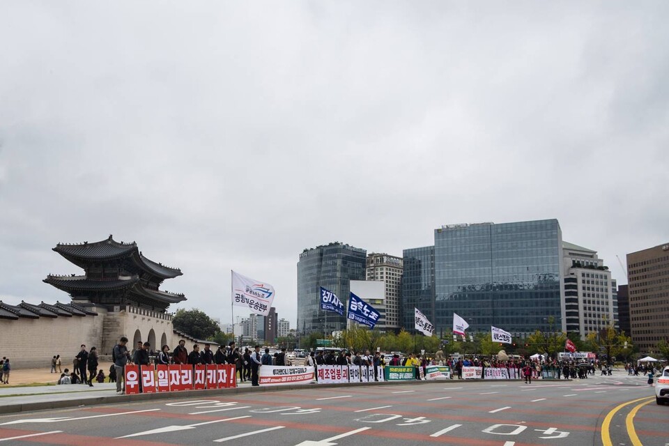 이재명 정부가 미 트럼프 정부의 대미투자에 단호히 맞서야 한다는 시민들의 목소리가 다시 광장을 채웠다. 민주노총을 비롯한 트럼프위협저지공동행동(준)은 지난 18일 서울 종로구 광화문 서십자각터 인근에서 NO트럼프 범시민 대행진을 열고 이재명 정부가 한미동맹 허울을 벗고 노동자 민중과 함께해야 한다고 주장했다. 민주노총은 대행진에 앞서 30여분 간 광화문 광장 일대에서 NO트럼프 선전전을 열었다. 사진=송승현