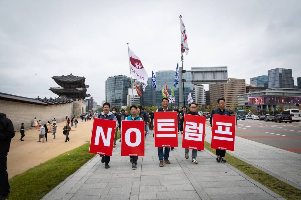 이재명 정부가 미 트럼프 정부의 대미투자에 단호히 맞서야 한다는 시민들의 목소리가 다시 광장을 채웠다. 민주노총을 비롯한 트럼프위협저지공동행동(준)은 지난 18일 서울 종로구 광화문 서십자각터 인근에서 NO트럼프 범시민 대행진을 열고 이재명 정부가 한미동맹 허울을 벗고 노동자 민중과 함께해야 한다고 주장했다. 민주노총은 대행진에 앞서 30여분 간 광화문 광장 일대에서 NO트럼프 선전전을 열었다. 사진=송승현