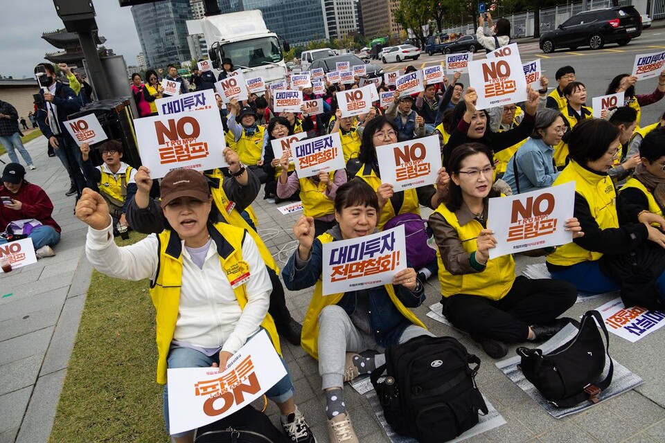 이재명 정부가 미 트럼프 정부의 대미투자에 단호히 맞서야 한다는 시민들의 목소리가 다시 광장을 채웠다. 민주노총을 비롯한 트럼프위협저지공동행동(준)은 지난 18일 서울 종로구 광화문 서십자각터 인근에서 NO트럼프 범시민 대행진을 열고 이재명 정부가 한미동맹 허울을 벗고 노동자 민중과 함께해야 한다고 주장했다. 민주노총은 대행진에 앞서 30여분 간 광화문 광장 일대에서 NO트럼프 선전전을 열었다. 사진=송승현