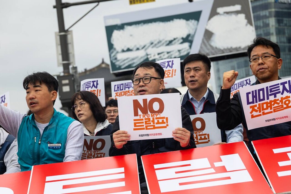 이재명 정부가 미 트럼프 정부의 대미투자에 단호히 맞서야 한다는 시민들의 목소리가 다시 광장을 채웠다. 민주노총을 비롯한 트럼프위협저지공동행동(준)은 지난 18일 서울 종로구 광화문 서십자각터 인근에서 NO트럼프 범시민 대행진을 열고 이재명 정부가 한미동맹 허울을 벗고 노동자 민중과 함께해야 한다고 주장했다. 민주노총은 대행진에 앞서 30여분 간 광화문 광장 일대에서 NO트럼프 선전전을 열었다. 사진=송승현
