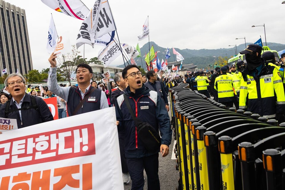 이재명 정부가 미 트럼프 정부의 대미투자에 단호히 맞서야 한다는 시민들의 목소리가 다시 광장을 채웠다. 민주노총을 비롯한 트럼프위협저지공동행동(준)은 지난 18일 서울 종로구 광화문 서십자각터 인근에서 NO트럼프 범시민 대행진을 열고 이재명 정부가 한미동맹 허울을 벗고 노동자 민중과 함께해야 한다고 주장했다. 민주노총은 대행진에 앞서 30여분 간 광화문 광장 일대에서 NO트럼프 선전전을 열었다. 사진=송승현