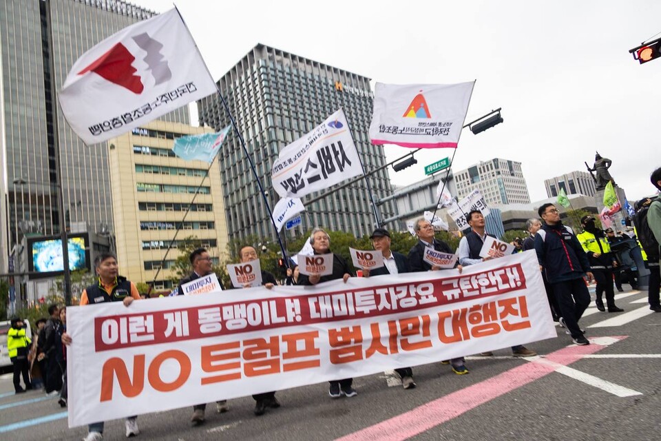 이재명 정부가 미 트럼프 정부의 대미투자에 단호히 맞서야 한다는 시민들의 목소리가 다시 광장을 채웠다. 민주노총을 비롯한 트럼프위협저지공동행동(준)은 지난 18일 서울 종로구 광화문 서십자각터 인근에서 NO트럼프 범시민 대행진을 열고 이재명 정부가 한미동맹 허울을 벗고 노동자 민중과 함께해야 한다고 주장했다. 민주노총은 대행진에 앞서 30여분 간 광화문 광장 일대에서 NO트럼프 선전전을 열었다. 사진=송승현