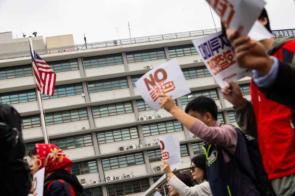 이재명 정부가 미 트럼프 정부의 대미투자에 단호히 맞서야 한다는 시민들의 목소리가 다시 광장을 채웠다. 민주노총을 비롯한 트럼프위협저지공동행동(준)은 지난 18일 서울 종로구 광화문 서십자각터 인근에서 NO트럼프 범시민 대행진을 열고 이재명 정부가 한미동맹 허울을 벗고 노동자 민중과 함께해야 한다고 주장했다. 민주노총은 대행진에 앞서 30여분 간 광화문 광장 일대에서 NO트럼프 선전전을 열었다. 사진=송승현