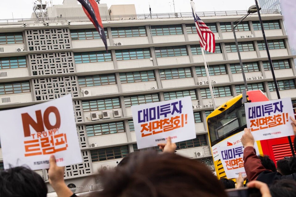 이재명 정부가 미 트럼프 정부의 대미투자에 단호히 맞서야 한다는 시민들의 목소리가 다시 광장을 채웠다. 민주노총을 비롯한 트럼프위협저지공동행동(준)은 지난 18일 서울 종로구 광화문 서십자각터 인근에서 NO트럼프 범시민 대행진을 열고 이재명 정부가 한미동맹 허울을 벗고 노동자 민중과 함께해야 한다고 주장했다. 민주노총은 대행진에 앞서 30여분 간 광화문 광장 일대에서 NO트럼프 선전전을 열었다. 사진=송승현