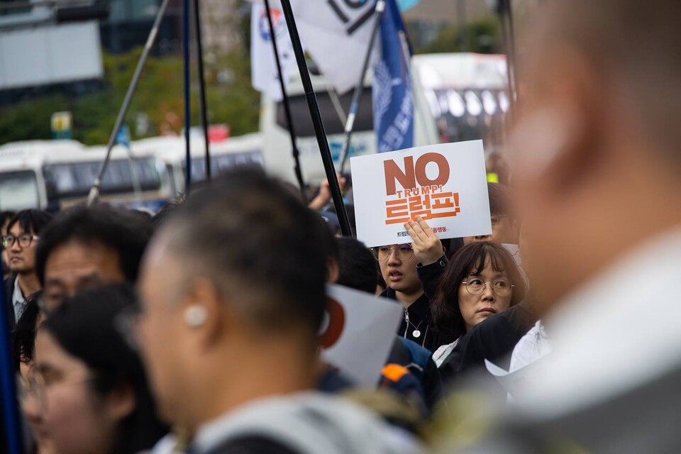 이재명 정부가 미 트럼프 정부의 대미투자에 단호히 맞서야 한다는 시민들의 목소리가 다시 광장을 채웠다. 민주노총을 비롯한 트럼프위협저지공동행동(준)은 지난 18일 서울 종로구 광화문 서십자각터 인근에서 NO트럼프 범시민 대행진을 열고 이재명 정부가 한미동맹 허울을 벗고 노동자 민중과 함께해야 한다고 주장했다. 민주노총은 대행진에 앞서 30여분 간 광화문 광장 일대에서 NO트럼프 선전전을 열었다. 사진=송승현