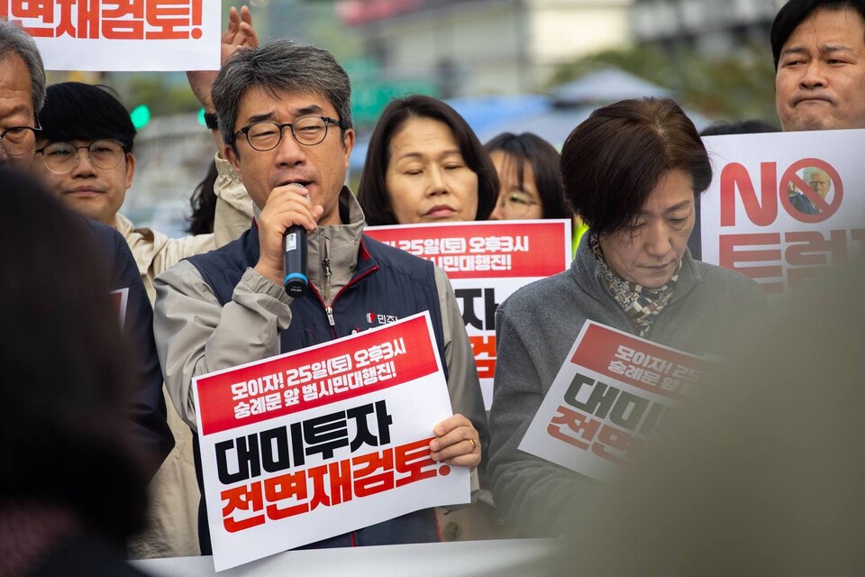 트럼프위협저지공동행동(준)이 21일 오전 10시 서울 광화문 광장 이순신 동상 앞에서 기자회견을 열고 대미투자를 강요하고 한국 경제와 생존권, 주권을 훼손하는 미 트럼프 대통령 규탄하며 시국선언에 나섰다. 시국선언에는 민주노총을 비롯한 854개 단체가 이름을 올렸다. 기자회견을 열기도 전 경찰 방해가 이어져 기자회견은 당초 예상된 10시를 넘겨 시작했고, 기자회견이 끝난 뒤 각계 단체는 25일 오후 2시 ‘경제 수탈, 일자리 파괴 NO트럼프 결의대회’ 전까지 같은 자리에서 ‘NO트럼프 범국민 비상시국 100시간 농성’에 돌입했다. 이태환 민주노총 수석부위원장이 발언하고 있다. 사진=송승현