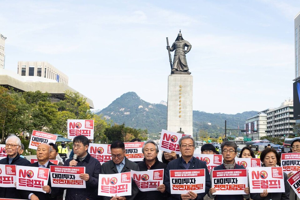 트럼프위협저지공동행동(준)이 21일 오전 10시 서울 광화문 광장 이순신 동상 앞에서 기자회견을 열고 대미투자를 강요하고 한국 경제와 생존권, 주권을 훼손하는 미 트럼프 대통령 규탄하며 시국선언에 나섰다. 시국선언에는 민주노총을 비롯한 854개 단체가 이름을 올렸다. 기자회견을 열기도 전 경찰 방해가 이어져 기자회견은 당초 예상된 10시를 넘겨 시작했고, 기자회견이 끝난 뒤 각계 단체는 25일 오후 2시 ‘경제 수탈, 일자리 파괴 NO트럼프 결의대회’ 전까지 같은 자리에서 ‘NO트럼프 범국민 비상시국 100시간 농성’에 돌입했다. 사진=송승현