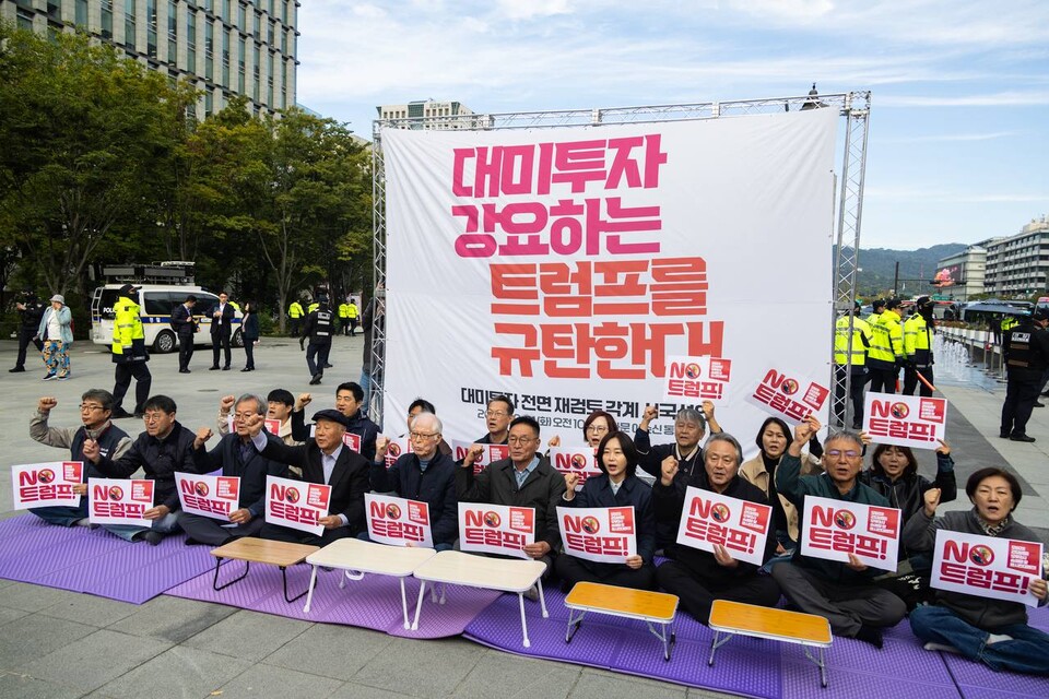 트럼프위협저지공동행동(준)이 21일 오전 10시 서울 광화문 광장 이순신 동상 앞에서 기자회견을 열고 대미투자를 강요하고 한국 경제와 생존권, 주권을 훼손하는 미 트럼프 대통령 규탄하며 시국선언에 나섰다. 시국선언에는 민주노총을 비롯한 854개 단체가 이름을 올렸다. 기자회견을 열기도 전 경찰 방해가 이어져 기자회견은 당초 예상된 10시를 넘겨 시작했고, 기자회견이 끝난 뒤 각계 단체는 25일 오후 2시 ‘경제 수탈, 일자리 파괴 NO트럼프 결의대회’ 전까지 같은 자리에서 ‘NO트럼프 범국민 비상시국 100시간 농성’에 돌입했다. 사진=송승현