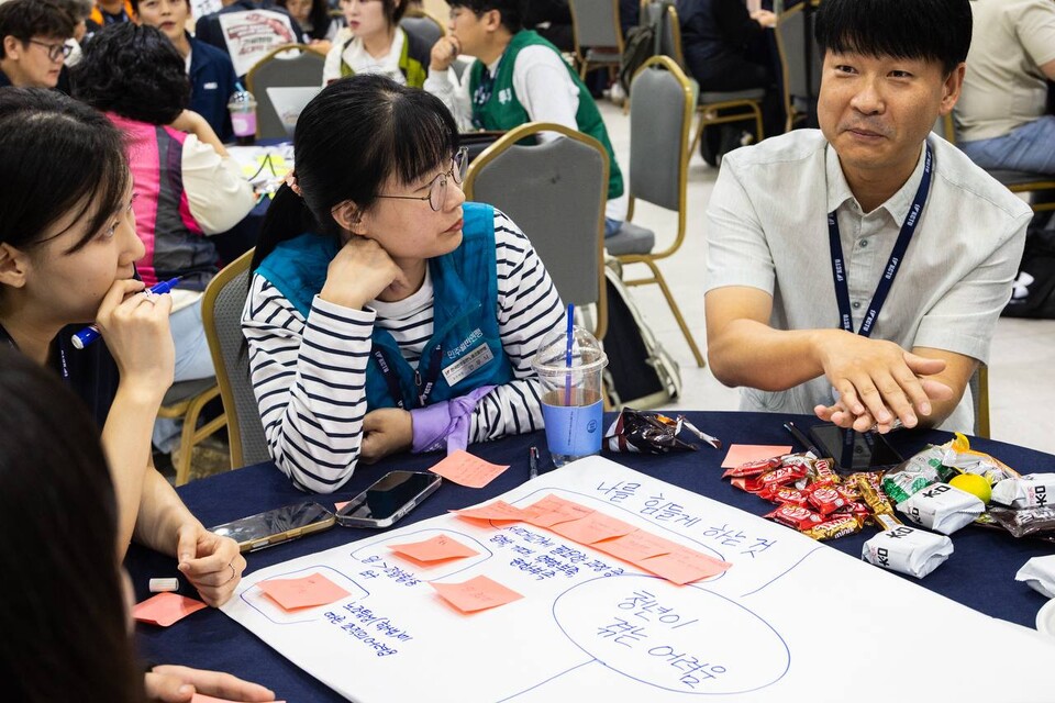 2025 민주노총 청년활동가대회가 16~17일 세종 조치원읍 홍익대학교 국제연수원에서 1박2일간 진행됐다. 민주노총 청년활동가들이 모여 청년 세대 일자리 문제와 노동운동 전략을 고민하는 자리가 된 활동가대회에는 약 70여 명의 민주노총 가맹산하 소속 다양한 청년 노동자들이 함께했다. 사진=송승현