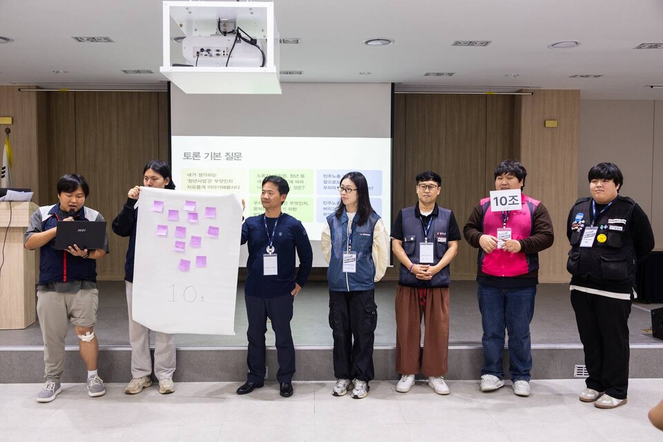 2025 민주노총 청년활동가대회가 16~17일 세종 조치원읍 홍익대학교 국제연수원에서 1박2일간 진행됐다. 민주노총 청년활동가들이 모여 청년 세대 일자리 문제와 노동운동 전략을 고민하는 자리가 된 활동가대회에는 약 70여 명의 민주노총 가맹산하 소속 다양한 청년 노동자들이 함께했다. 사진=송승현