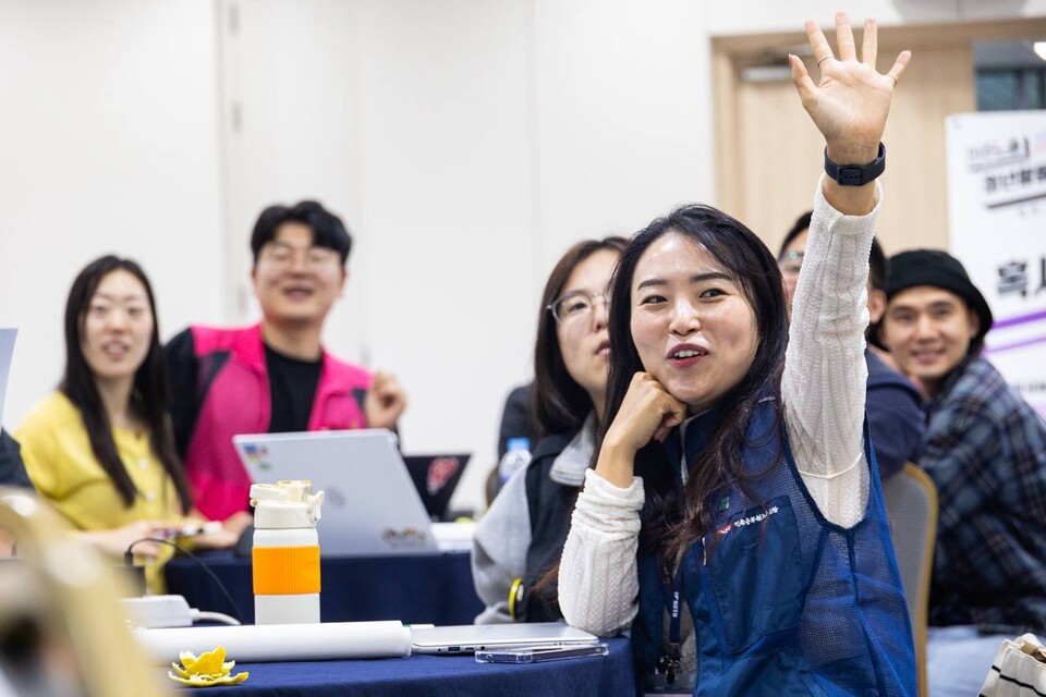 2025 민주노총 청년활동가대회가 16~17일 세종 조치원읍 홍익대학교 국제연수원에서 1박2일간 진행됐다. 민주노총 청년활동가들이 모여 청년 세대 일자리 문제와 노동운동 전략을 고민하는 자리가 된 활동가대회에는 약 70여 명의 민주노총 가맹산하 소속 다양한 청년 노동자들이 함께했다. 사진=송승현