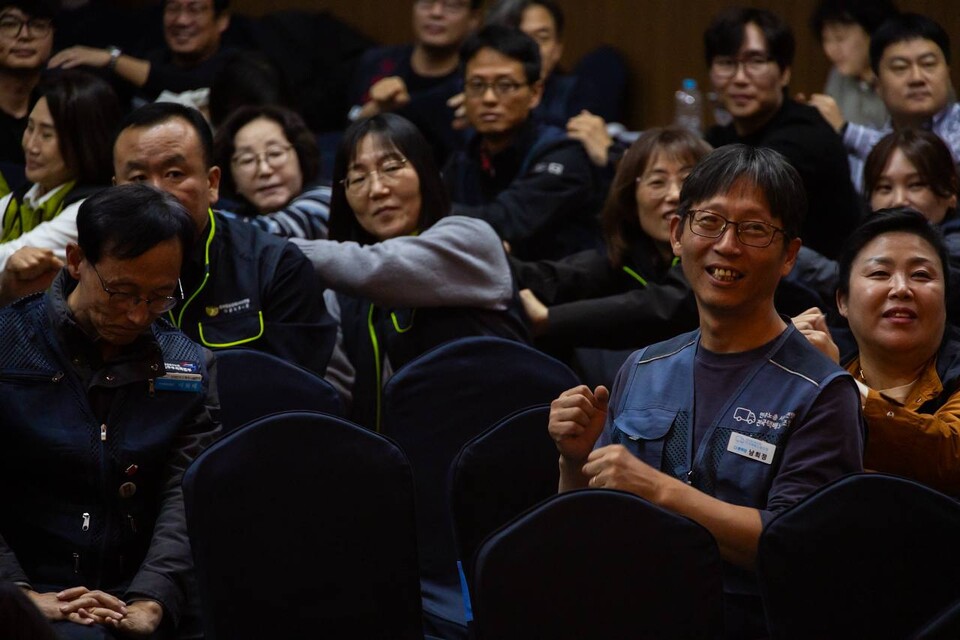 원청교섭 쟁취 단위사업장 대표자 전진대회가 22일 오후 2시 서울 강서구 국제청소년센터 유스호스텔 국제회의장에서 개최됐다. 민주노총 간접고용, 특수고용, 플랫폼 단위사업장 대표자와 상근 간부 130여 명이 이 자리에 모여 개정 법의 판단에 기대기 보다 민주노총이 현장에서 투쟁을 주도해야 한다고 결의했다. 사진=송승현