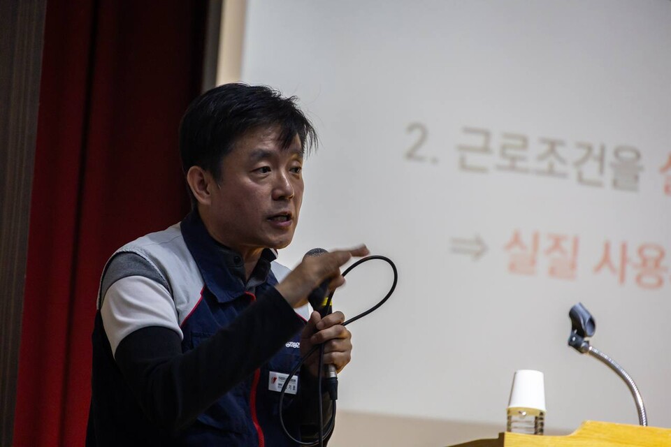 원청교섭 쟁취 단위사업장 대표자 전진대회가 22일 오후 2시 서울 강서구 국제청소년센터 유스호스텔 국제회의장에서 개최됐다. 민주노총 간접고용, 특수고용, 플랫폼 단위사업장 대표자와 상근 간부 130여 명이 이 자리에 모여 개정 법의 판단에 기대기 보다 민주노총이 현장에서 투쟁을 주도해야 한다고 결의했다. 사진=송승현