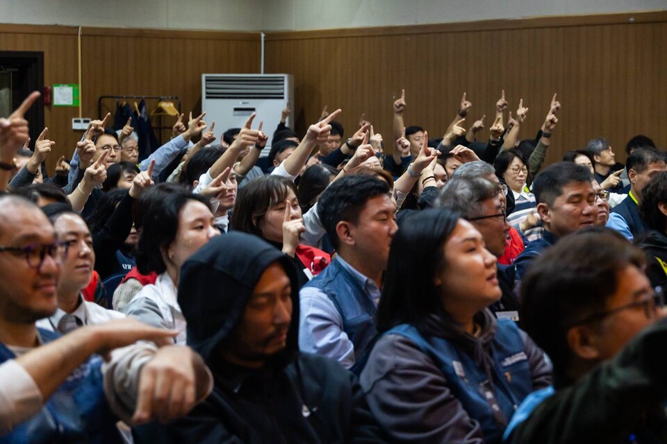 원청교섭 쟁취 단위사업장 대표자 전진대회가 22일 오후 2시 서울 강서구 국제청소년센터 유스호스텔 국제회의장에서 개최됐다. 민주노총 간접고용, 특수고용, 플랫폼 단위사업장 대표자와 상근 간부 130여 명이 이 자리에 모여 개정 법의 판단에 기대기 보다 민주노총이 현장에서 투쟁을 주도해야 한다고 결의했다. 사진=송승현