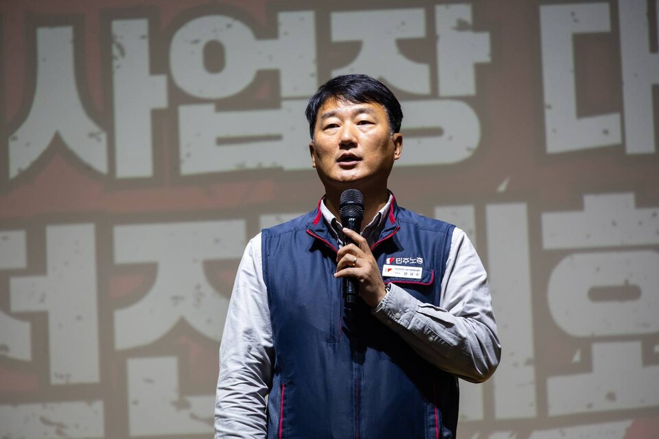 원청교섭 쟁취 단위사업장 대표자 전진대회가 22일 오후 2시 서울 강서구 국제청소년센터 유스호스텔 국제회의장에서 개최됐다. 민주노총 간접고용, 특수고용, 플랫폼 단위사업장 대표자와 상근 간부 130여 명이 이 자리에 모여 개정 법의 판단에 기대기 보다 민주노총이 현장에서 투쟁을 주도해야 한다고 결의했다. 사진=송승현