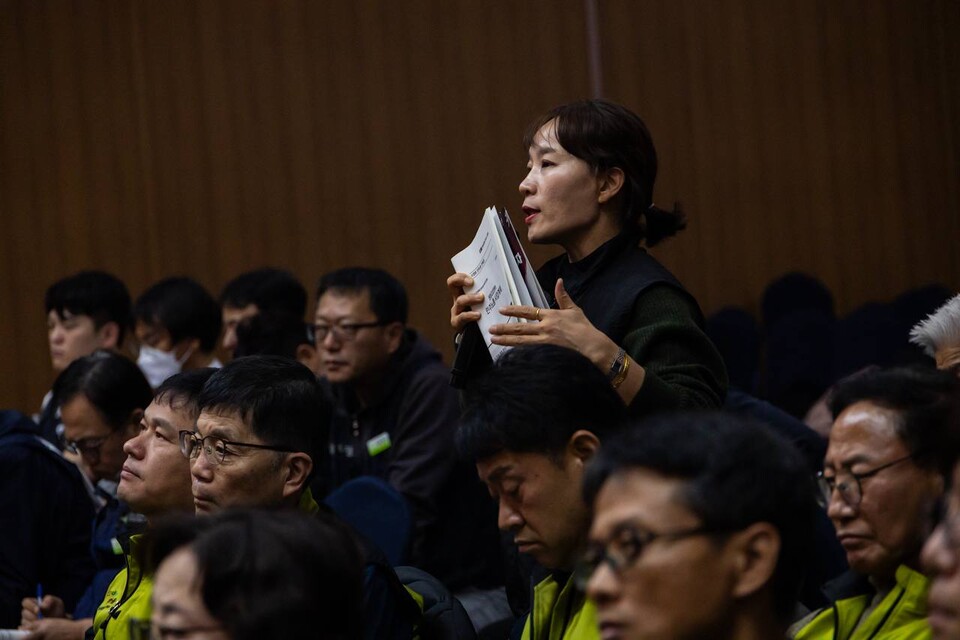 원청교섭 쟁취 단위사업장 대표자 전진대회가 22일 오후 2시 서울 강서구 국제청소년센터 유스호스텔 국제회의장에서 개최됐다. 민주노총 간접고용, 특수고용, 플랫폼 단위사업장 대표자와 상근 간부 130여 명이 이 자리에 모여 개정 법의 판단에 기대기 보다 민주노총이 현장에서 투쟁을 주도해야 한다고 결의했다. 사진=송승현