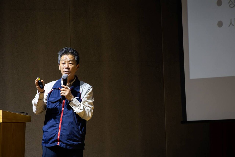 원청교섭 쟁취 단위사업장 대표자 전진대회가 22일 오후 2시 서울 강서구 국제청소년센터 유스호스텔 국제회의장에서 개최됐다. 민주노총 간접고용, 특수고용, 플랫폼 단위사업장 대표자와 상근 간부 130여 명이 이 자리에 모여 개정 법의 판단에 기대기 보다 민주노총이 현장에서 투쟁을 주도해야 한다고 결의했다. 사진=송승현