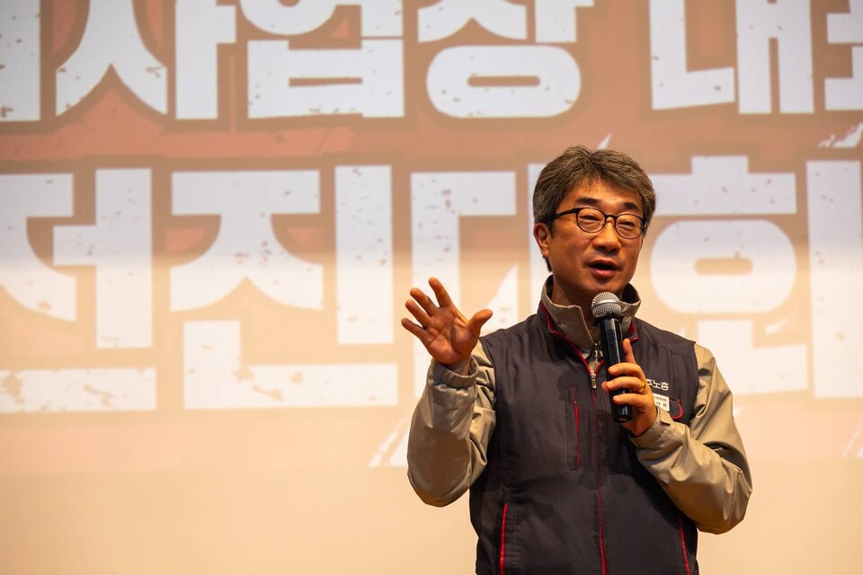 원청교섭 쟁취 단위사업장 대표자 전진대회가 22일 오후 2시 서울 강서구 국제청소년센터 유스호스텔 국제회의장에서 개최됐다. 민주노총 간접고용, 특수고용, 플랫폼 단위사업장 대표자와 상근 간부 130여 명이 이 자리에 모여 개정 법의 판단에 기대기 보다 민주노총이 현장에서 투쟁을 주도해야 한다고 결의했다. 사진=송승현
