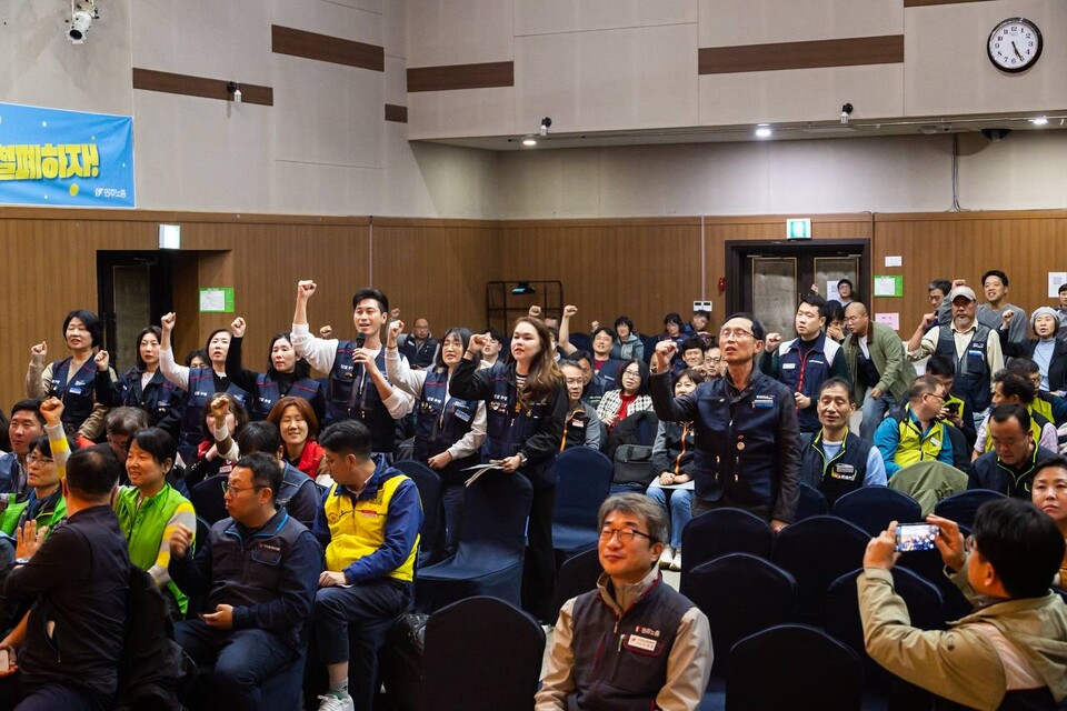 원청교섭 쟁취 단위사업장 대표자 전진대회가 22일 오후 2시 서울 강서구 국제청소년센터 유스호스텔 국제회의장에서 개최됐다. 민주노총 간접고용, 특수고용, 플랫폼 단위사업장 대표자와 상근 간부 130여 명이 이 자리에 모여 개정 법의 판단에 기대기 보다 민주노총이 현장에서 투쟁을 주도해야 한다고 결의했다. 사진=송승현