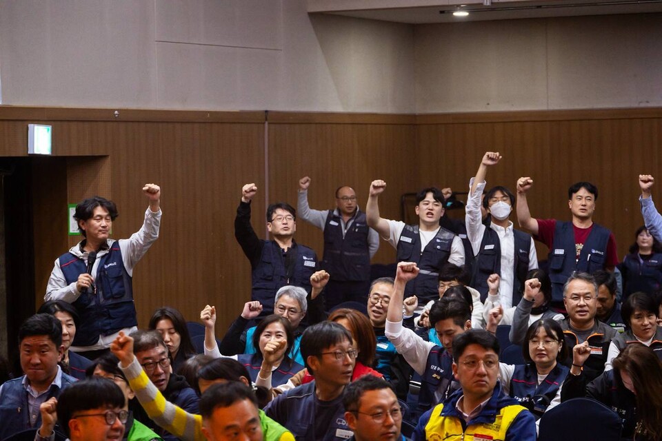 원청교섭 쟁취 단위사업장 대표자 전진대회가 22일 오후 2시 서울 강서구 국제청소년센터 유스호스텔 국제회의장에서 개최됐다. 민주노총 간접고용, 특수고용, 플랫폼 단위사업장 대표자와 상근 간부 130여 명이 이 자리에 모여 개정 법의 판단에 기대기 보다 민주노총이 현장에서 투쟁을 주도해야 한다고 결의했다. 사진=송승현