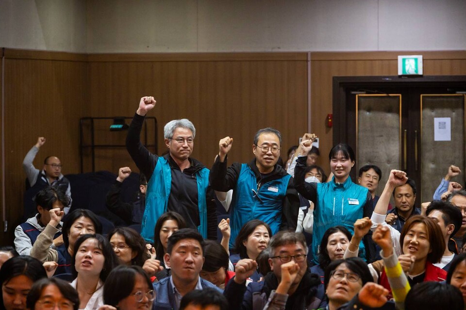 원청교섭 쟁취 단위사업장 대표자 전진대회가 22일 오후 2시 서울 강서구 국제청소년센터 유스호스텔 국제회의장에서 개최됐다. 민주노총 간접고용, 특수고용, 플랫폼 단위사업장 대표자와 상근 간부 130여 명이 이 자리에 모여 개정 법의 판단에 기대기 보다 민주노총이 현장에서 투쟁을 주도해야 한다고 결의했다. 사진=송승현