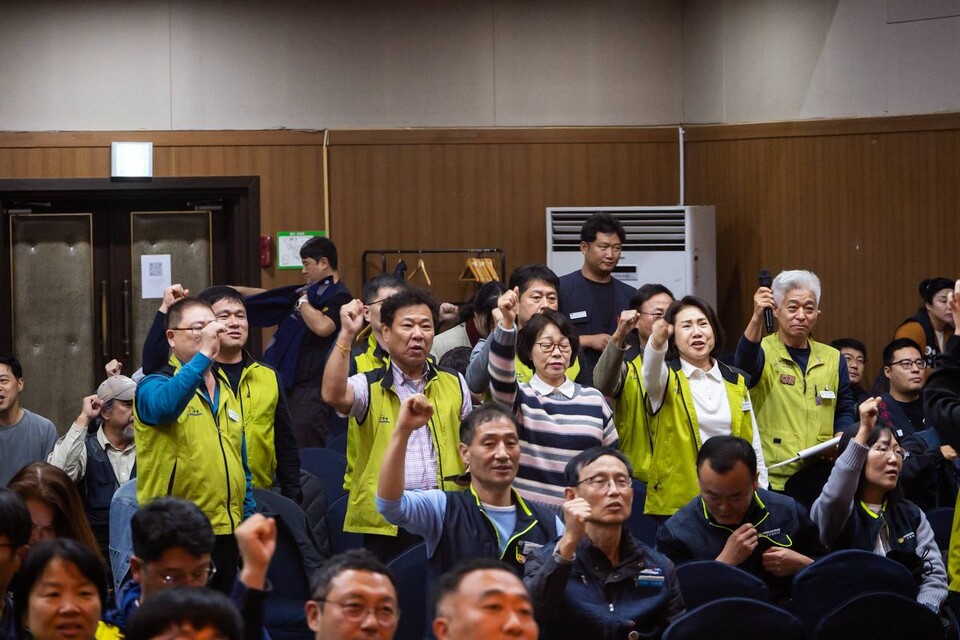 원청교섭 쟁취 단위사업장 대표자 전진대회가 22일 오후 2시 서울 강서구 국제청소년센터 유스호스텔 국제회의장에서 개최됐다. 민주노총 간접고용, 특수고용, 플랫폼 단위사업장 대표자와 상근 간부 130여 명이 이 자리에 모여 개정 법의 판단에 기대기 보다 민주노총이 현장에서 투쟁을 주도해야 한다고 결의했다. 사진=송승현